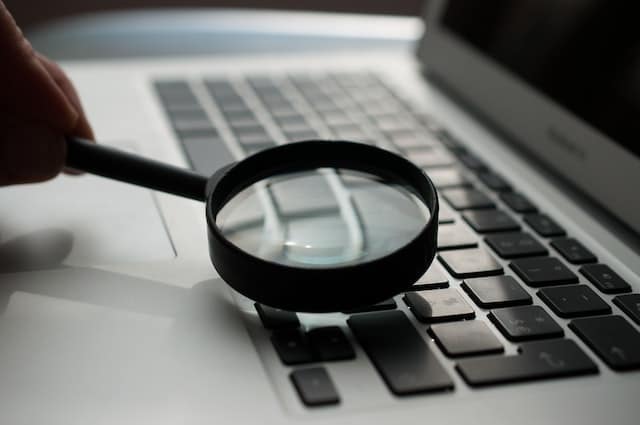agence-olloweb-d9ILr-dbEdg-unsplash the magnifying glass moves over the keyboard